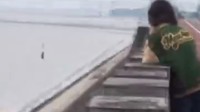 游客拍到一男子疑似在江面行走 网友：水上漂？
