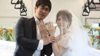 日本一对新人举办“电车婚礼” 车厢内接受亲友祝福