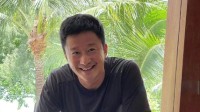 吴京在泰国拍《巨齿鲨2》 与蔡书雅在剧组合照