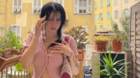 网红女儿把清凉照片晒网上 妈妈不但不反对还很支持