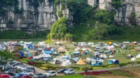 五一假期露营火了 网友：有草地的地方就有帐篷