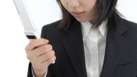 日本少女报案有人“持刀” 结果发现是翻盖手机引热议