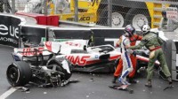 车王舒马赫之子F1比赛中失控撞墙 赛车碎裂成两截