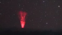 喜马拉雅再现精灵闪电 如同一只红色大水母
