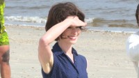 安妮海瑟薇新片《母性本能》​路透 女神赤足游海滩
