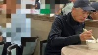 网友偶遇67岁周润发吃早餐 爆料其身形消瘦略显老态 