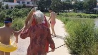 5旬男子下河野泳被奶奶拎棍追打 网友：羡慕 太幸福