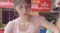 女子卖鱼因高颜值走红 杀鱼动作娴熟网友前往打卡