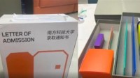 男生收到2.7公斤录取通知书礼盒 开箱仪式感满满