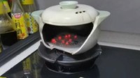 女子熬中药炼出一炉“仙丹” 红色小丸闪闪发光