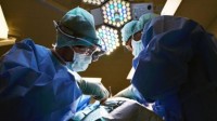 女子发烧裹被捂汗致热射病进ICU 方法用错后果严重