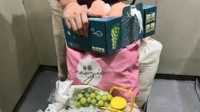 妈妈带500斤食物看儿子：网友赋诗赞沉甸甸的母爱