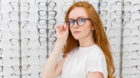 很多人习惯的单手摘眼镜 可能会导致近视加重