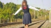 2女生铁轨上拍照逼停火车 警方：分别罚款100元