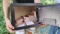 男子将保险箱伪装成垃圾被捡走：装有24万现金