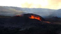 冰岛火山持续喷发：岩浆不间断涌出 最高喷到70米