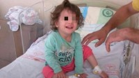 土耳其2岁女童遭蛇咬后咬死蛇 网友：太勇猛了
