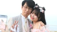 日本47岁大叔娶到20岁少女偶像 每天在家开专属演唱会