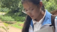 女孩割猪草时收到录取通知书：擦手小动作令人动容