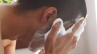 男生把洗面奶当牙膏用2个月登热搜 写的韩文没看懂