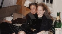 马斯克前女友拍卖二人相恋旧照：为继子筹学费