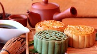 顾客买月饼掰开发现虫卵 厂家：是超市储存不当
