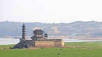 我国第二大湖鄱阳湖进入极枯水位:千年石岛水落墩出