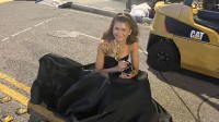 赞达亚抱着艾美奖杯蹲马路上：脚很疼 但还是很开心