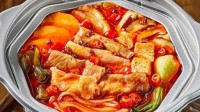 小伙吃自热锅将发热包与食材同煮 自称从不看说明书