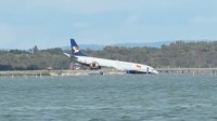 法国一架波音737滑出跑道冲进湖里 机场临时关闭