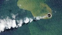 南太平洋海底火山喷发形成小岛 面积已有2.4万平米