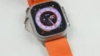 博主暴力测试Apple Watch Ultra 结果桌子先被锤爆
