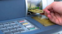 男子ATM存钱忘点确认1万元被偷：着急出门挪车