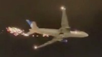 美国一客机飞行途中发动机起火 路人拍下起火画面