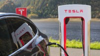 男子开特斯拉遇高速堵车 电耗尽花2000元叫拖车拉走