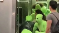纽约地铁惊现大量“外星人” 袭击乘客抢夺随身物品