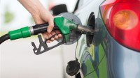 法国19%加油站燃料短缺 车主：加油需要等2个小时！