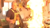 日本消防员转职厨师走红 从“灭火”到“玩火”