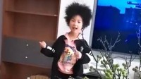6岁女孩天生爆炸头不想上学 网友:与爱因斯坦是同款