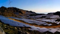 我国首个超高海拔光伏基地投产 一年发电超12亿度