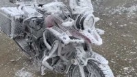 小伙骑摩托上山露营遇气温骤降 车被冻成冰雕