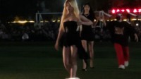 谁会拒绝军训看女大学生走秀？导演懂丝袜的动态图
