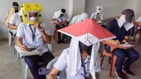 菲律宾学生自制防作弊帽走红 火影、小黄人很欢乐