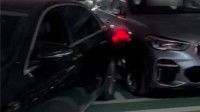 男子给亲友炫耀奔驰自动泊车 结果却撞上宝马新车
