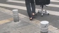 公司倒闭同事们直接搬椅子电脑回家：老板同意了