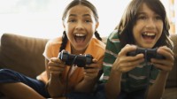 越玩越聪明？研究表明玩电子游戏的孩子脑功能更强