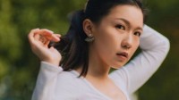 王晶女儿王子涵分享美照 白色紧身上衣露性感小蛮腰