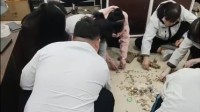 男子买车扛2万硬币毛票交首付 店员：12个人一起数