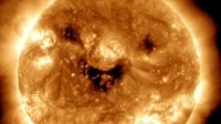 NASA捕捉到“太阳的微笑”：太阳风暴将至 黑暗诡异