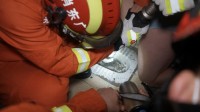 男子捡拾物品手卡便池拔不出 消防20分钟破拆帮脱困